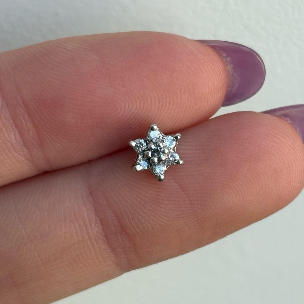 10k Diamond Flower Stud Single White Gold Earring - Picture 4 of 7